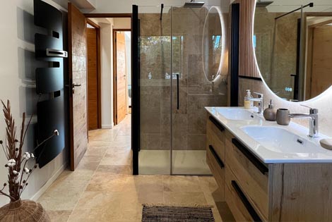 Salle de bain moderne du gîte Le Moulin