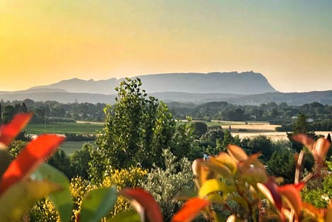 Terrasse avec vue sur la campagne provençale